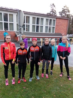 Kaverisarjan joukkueet KiurU JR Team 1 ja 2 yhteiskuvassa vas. Pinja, Tomi, Ville, Aada, Iina ja Iida