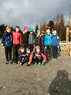 Yhteiskuvassa upeasti juosseet poikien viestijoukkueet.