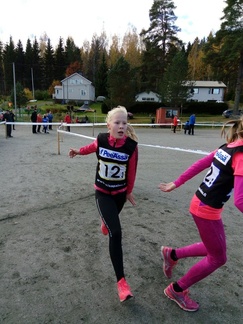 Eevi lähettää tyttöjen viestissä Heidin ankkuriosuudelle.