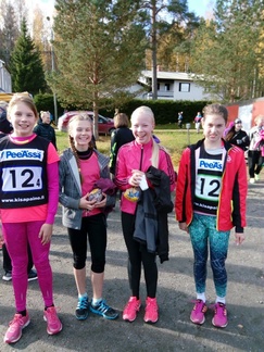 Tyttöjen iloinen hopea nelikko Heidi, Aili, Eevi ja Emma.