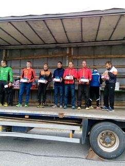 Miesten joukkue Joni, Asko, Veljo, Mikko ja Jarmo juoksijat hopeaa