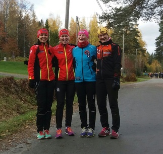 Aikuisnaisten voitokas viestijoukkue Marja, Tarja, Terhi ja Pirkko 