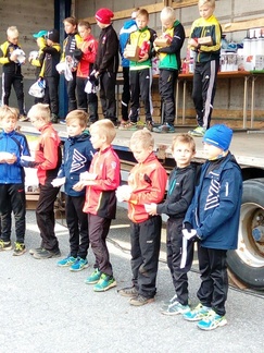 Pojat 12 sarjan joukkueet palkintojenjaossa.