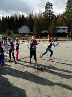 Aili lähetti tyttöjen viestissä Emman 2. osuudelle.